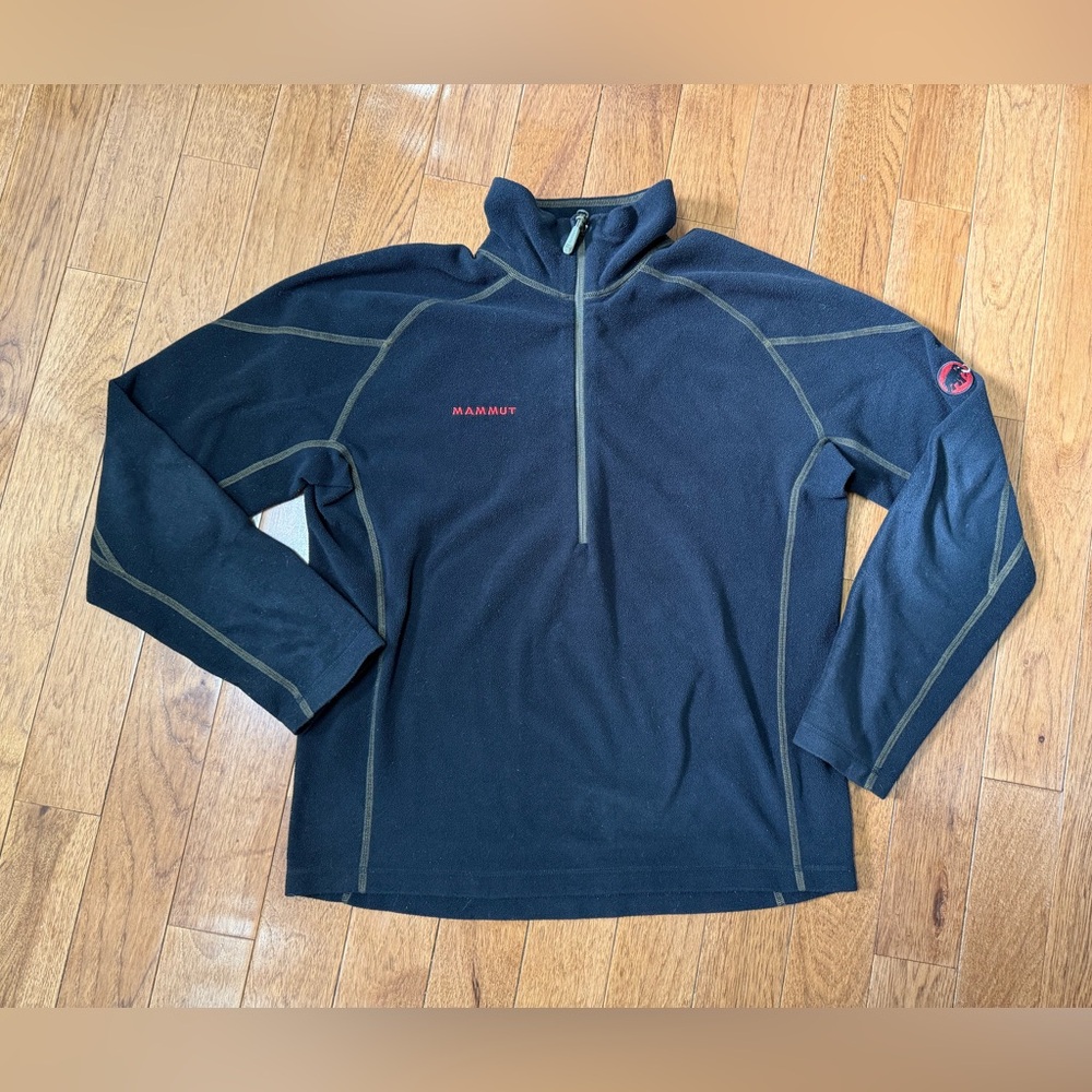 Mammut Black Fleece Pullover with Subtle Stitch Detail